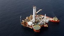Helix Q4000 (dole) ucpal cementem poškozený vrt. Nahoře vrtná plošina Driller III, která hloubila pomocný vrt | na serveru Lidovky.cz | aktuální zprávy